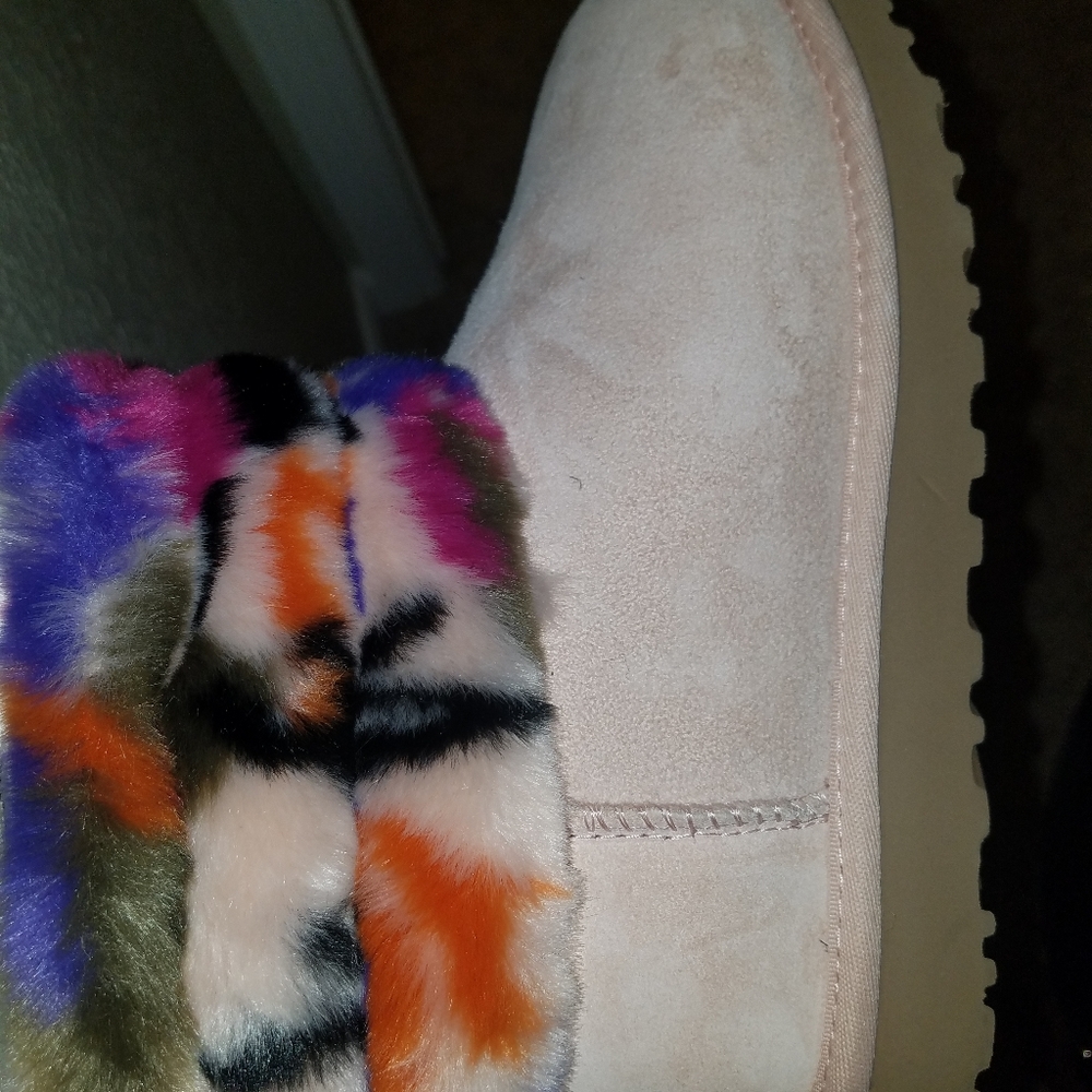 New womens  UGGS classic mini w quilting, size 7